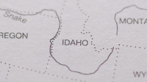 Nahaufnahme-Auf-Der-Seite-Des-Atlas-Oder-Der-Enzyklopädie-Mit-Einer-Karte-Der-USA,-Die-Die-Bundesstaaten-Oregon-Und-Idaho-1-Zeigt