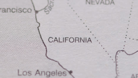 Nahaufnahme-Auf-Seite-Des-Atlas-Oder-Der-Enzyklopädie-Mit-Der-Usa-karte,-Die-Den-Bundesstaat-Kalifornien-Zeigt