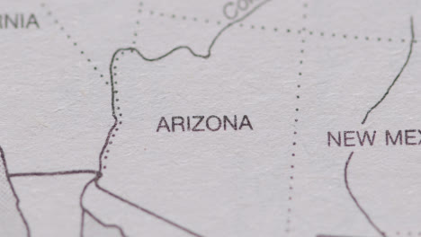 Nahaufnahme-Auf-Seite-Des-Atlas-Oder-Der-Enzyklopädie-Mit-Usa-karte,-Die-Staaten-Von-Arizona-Und-New-Mexico-Zeigt
