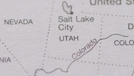 Nahaufnahme-Auf-Seite-Des-Atlas-Oder-Der-Enzyklopädie-Mit-Usa-karte,-Die-Staaten-Von-Utah-Und-Colorado-Zeigt