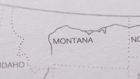 Nahaufnahme-Auf-Seite-Des-Atlas-Oder-Der-Enzyklopädie-Mit-Usa-karte,-Die-Den-Bundesstaat-Montana-Zeigt
