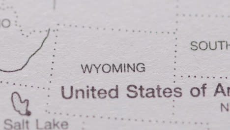 Nahaufnahme-Auf-Seite-Des-Atlas-Oder-Der-Enzyklopädie-Mit-Usa-karte,-Die-Den-Bundesstaat-Wyoming-Zeigt