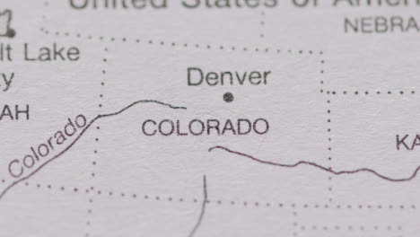 Primer-Plano-En-La-Página-Del-Atlas-O-Enciclopedia-Con-Mapa-De-Estados-Unidos-Que-Muestra-Los-Estados-De-Utah,-Colorado-Y-Kansas