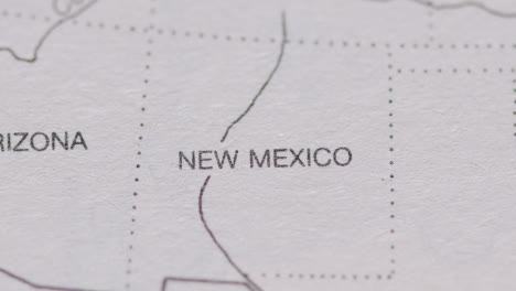 Primer-Plano-En-La-Página-Del-Atlas-O-Enciclopedia-Con-El-Mapa-De-Estados-Unidos-Que-Muestra-Los-Estados-De-Arizona-Y-Nuevo-México-1