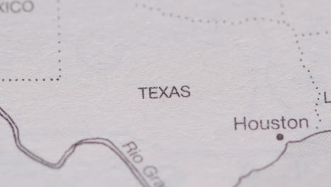 Nahaufnahme-Auf-Seite-Des-Atlas-Oder-Der-Enzyklopädie-Mit-Usa-karte,-Die-Den-Bundesstaat-Texas-Zeigt