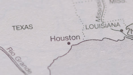 Nahaufnahme-Auf-Seite-Des-Atlas-Oder-Der-Enzyklopädie-Mit-Usa-karte,-Die-Den-Bundesstaat-Texas-1-Zeigt