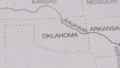 Nahaufnahme-Auf-Seite-Des-Atlas-Oder-Der-Enzyklopädie-Mit-Usa-karte,-Die-Den-Bundesstaat-Oklahoma-Zeigt