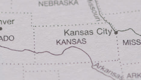 Nahaufnahme-Auf-Seite-Des-Atlas-Oder-Der-Enzyklopädie-Mit-Usa-karte,-Die-Den-Bundesstaat-Kansas-Zeigt