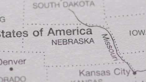 Nahaufnahme-Auf-Seite-Des-Atlas-Oder-Der-Enzyklopädie-Mit-Usa-karte,-Die-Staat-Nebraska-Zeigt