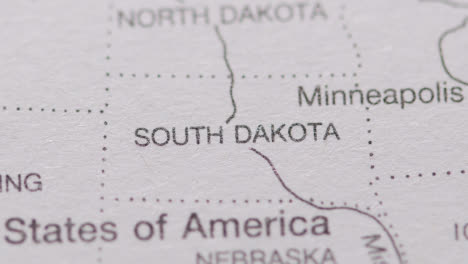 Nahaufnahme-Auf-Seite-Des-Atlas-Oder-Der-Enzyklopädie-Mit-Usa-karte,-Die-Den-Bundesstaat-South-Dakota-Zeigt