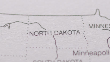 Nahaufnahme-Auf-Seite-Des-Atlas-Oder-Der-Enzyklopädie-Mit-Usa-karte,-Die-Den-Bundesstaat-North-Dakota-Zeigt