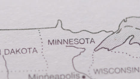 Nahaufnahme-Auf-Seite-Des-Atlas-Oder-Der-Enzyklopädie-Mit-Usa-karte,-Die-Den-Bundesstaat-Minnesota-Zeigt