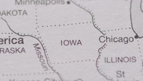 Nahaufnahme-Auf-Seite-Des-Atlas-Oder-Der-Enzyklopädie-Mit-Usa-karte,-Die-Den-Bundesstaat-Iowa-Zeigt