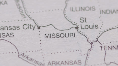 Cierre-En-La-Página-Del-Atlas-O-Enciclopedia-Con-El-Mapa-De-Estados-Unidos-Que-Muestra-El-Estado-De-Missouri