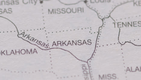 Nahaufnahme-Auf-Seite-Des-Atlas-Oder-Der-Enzyklopädie-Mit-Usa-karte,-Die-Den-Bundesstaat-Arkansas-Zeigt