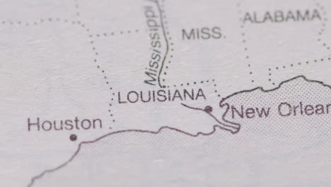 Nahaufnahme-Auf-Seite-Des-Atlas-Oder-Der-Enzyklopädie-Mit-Usa-karte,-Die-Den-Bundesstaat-Louisiana-Zeigt