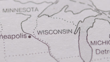 Nahaufnahme-Auf-Seite-Des-Atlas-Oder-Der-Enzyklopädie-Mit-Usa-karte,-Die-Den-Bundesstaat-Wisconsin-Zeigt