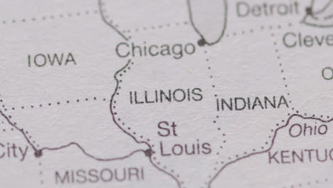 Primer-Plano-En-La-Página-Del-Atlas-O-Enciclopedia-Con-Mapa-De-Estados-Unidos-Que-Muestra-El-Estado-De-Illinois,-Indiana-E-Idaho