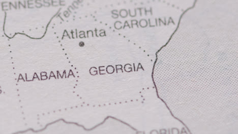 Nahaufnahme-Auf-Seite-Des-Atlas-Oder-Der-Enzyklopädie-Mit-Usa-karte,-Die-Staaten-Von-Georgia-Und-Alabama-Zeigt