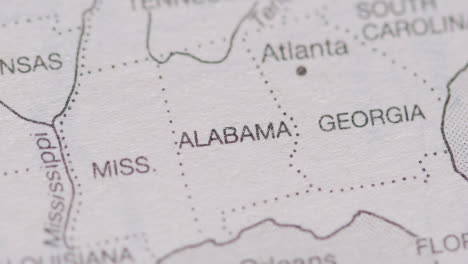Primer-Plano-En-La-Página-Del-Atlas-O-Enciclopedia-Con-Mapa-De-Estados-Unidos-Que-Muestra-Los-Estados-De-Georgia-Y-Alabama-1