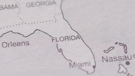 Nahaufnahme-Auf-Seite-Des-Atlas-Oder-Der-Enzyklopädie-Mit-Usa-karte,-Die-Den-Bundesstaat-Florida-Zeigt