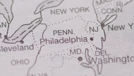 Nahaufnahme-Auf-Seite-Des-Atlas-Oder-Der-Enzyklopädie-Mit-Usa-karte,-Die-Den-Bundesstaat-Pennsylvania-Zeigt