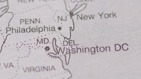 Primer-Plano-En-La-Página-Del-Atlas-O-Enciclopedia-Con-El-Mapa-De-EE.-UU.-Que-Muestra-El-Estado-De-Washington-DC-1