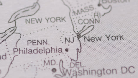 Nahaufnahme-Auf-Seite-Des-Atlas-Oder-Der-Enzyklopädie-Mit-Usa-karte,-Die-Den-Bundesstaat-New-Jersey-Und-Die-Stadt-New-York-Zeigt