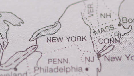 Nahaufnahme-Auf-Seite-Des-Atlas-Oder-Der-Enzyklopädie-Mit-Usa-karte,-Die-Den-Bundesstaat-New-York-Zeigt