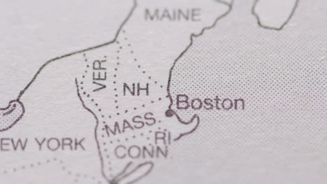 Primer-Plano-En-La-Página-Del-Atlas-O-Enciclopedia-Con-Mapa-De-Estados-Unidos-Que-Muestra-Los-Estados-De-Vermont,-New-Hampshire-Y-Massachusetts