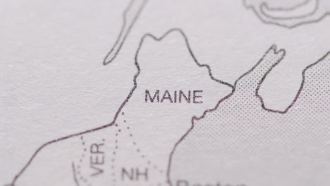 Nahaufnahme-Auf-Seite-Des-Atlas-Oder-Der-Enzyklopädie-Mit-Usa-karte,-Die-Den-Bundesstaat-Maine-Zeigt