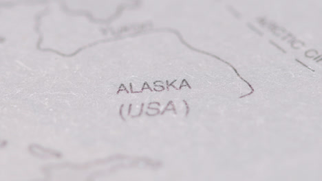 Primer-Plano-En-La-Página-Del-Atlas-O-Enciclopedia-Con-Mapa-De-Estados-Unidos-Que-Muestra-El-Estado-De-Alaska