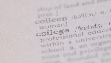 Nahaufnahme-Auf-Seite-Des-Wörterbuchs-Mit-Definition-Des-Wortes-College