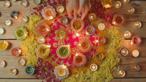 Fotografía-Cenital-De-Una-Persona-Que-Sostiene-Una-Lámpara-Encendida-Celebrando-El-Festival-De-Diwali-1