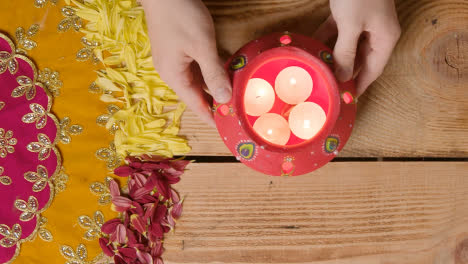 Olla-De-Barro-Con-Luces-Que-Se-Utilizan-Para-Celebrar-La-Boda-India-Diwali-O-Navratri-En-Una-Mesa-Decorada