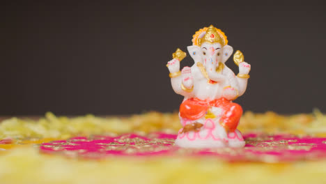 Statue-Von-Ganesh-Auf-Dem-Tisch,-Der-Zum-Feiern-Des-Diwali-fests-Dekoriert-Ist