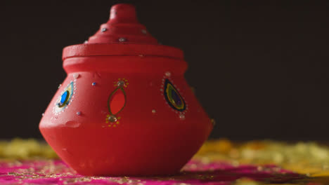 Olla-De-Barro-Tradicional-Con-Luces-De-Té-En-La-Mesa-Decorada-Para-Celebrar-El-Festival-De-Diwali-1