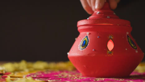 Olla-De-Barro-Tradicional-Con-Luces-De-Té-En-La-Mesa-Decorada-Para-Celebrar-El-Festival-De-Diwali