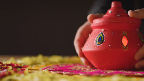 Olla-De-Barro-Tradicional-Con-Luces-De-Té-En-La-Mesa-Decorada-Para-Celebrar-El-Festival-De-Diwali