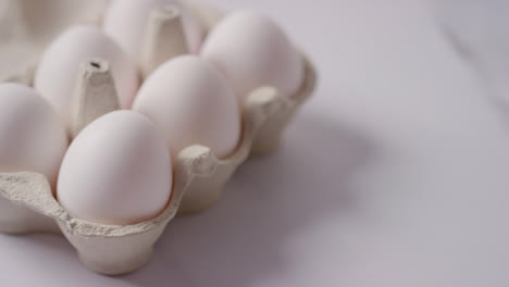 Studioaufnahme-Einer-Offenen-Kiste-Mit-Weißen-Eiern-Auf-Marmorarbeitsfläche-Im-Hintergrund