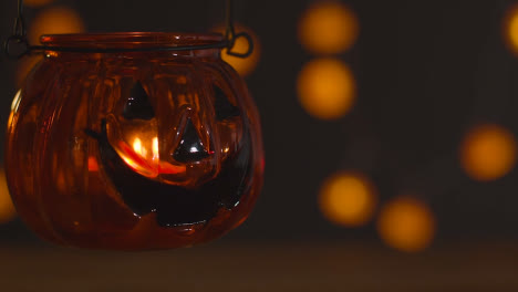 Halloween-Kürbis-Kürbislaterne-Mit-Kerze-Und-Lichtern-Im-Hintergrund