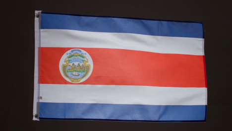 Studioaufnahme-Der-Flagge-Von-Costa-Rica,-Die-Vor-Schwarzem-Hintergrund-Fliegt