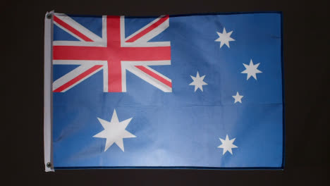 Studioaufnahme-Der-Neuseeländischen-Flagge,-Die-Vor-Schwarzem-Hintergrund-Fliegt