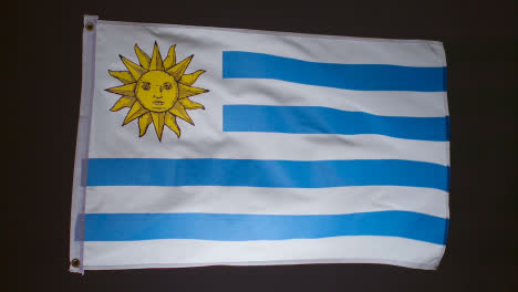 Studioaufnahme-Der-Flagge-Von-Uruguay,-Die-Vor-Schwarzem-Hintergrund-Fliegt