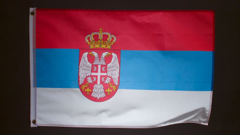 Studioaufnahme-Der-Flagge-Serbiens-Vor-Schwarzem-Hintergrund