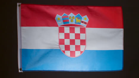 Studioaufnahme-Der-Flagge-Kroatiens-Vor-Schwarzem-Hintergrund
