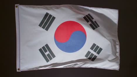Studioaufnahme-Der-Flagge-Südkoreas,-Die-Vor-Schwarzem-Hintergrund-Fliegt