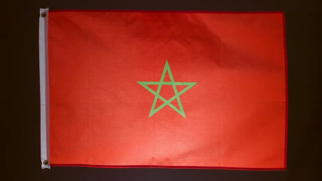 Studioaufnahme-Der-Flagge-Marokkos,-Die-Vor-Schwarzem-Hintergrund-Fliegt