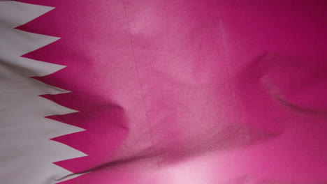 Cerrar-Foto-De-Estudio-De-Qatari-Bandera-Ondeando-Marco-De-Relleno
