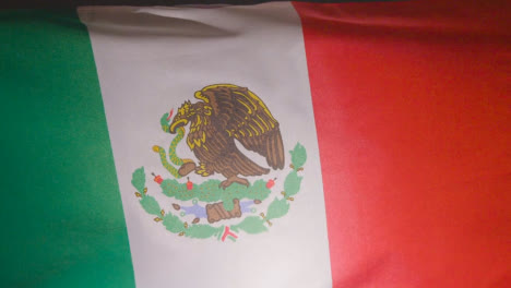 Cerrar-Foto-De-Estudio-De-La-Bandera-Mexicana-Volando-Marco-De-Relleno